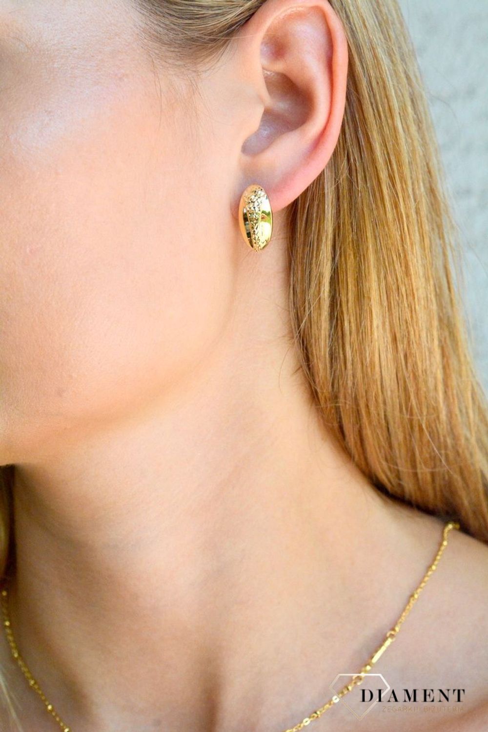 Złote kolczyki damskie 375 angielskie z ozdobnym grawerowaniem KL 11222 375. Złote kolczyki damskie. Złote kolczyki z zapięciem angielskim. Złote kolczyki wiszące. Złote kolczyki klasyczne idealne na prezent dla kobiety..jpg